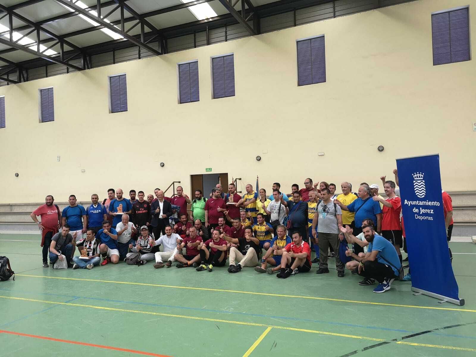 Imagen de los participantes en el torneo y los organizadores.