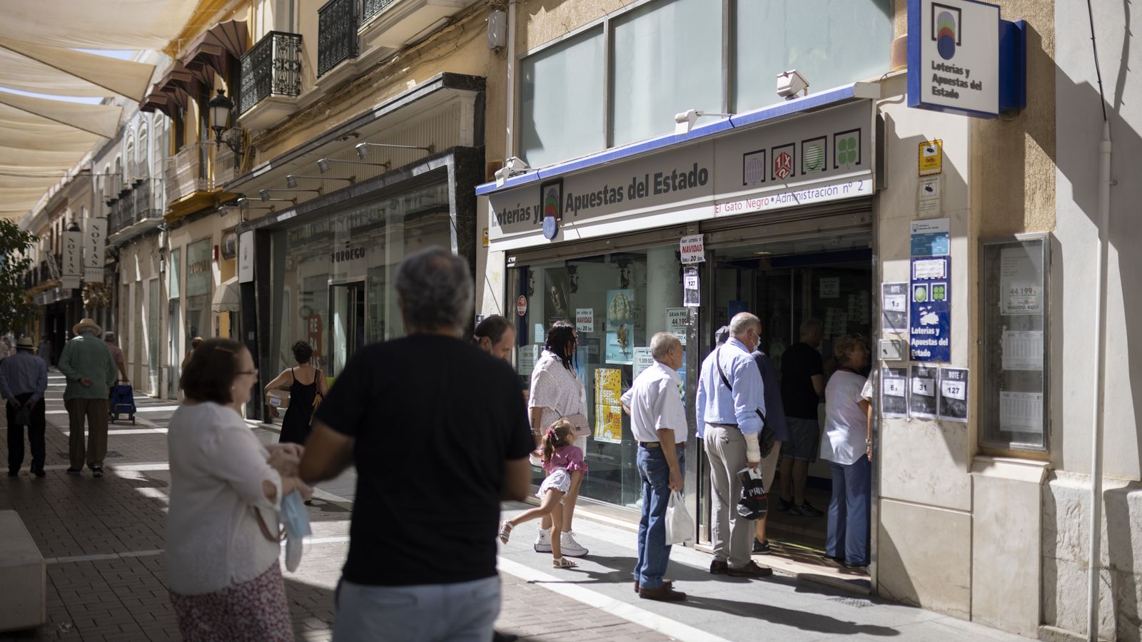 Los clientes hacen cola a las puertas de la administración nº2.