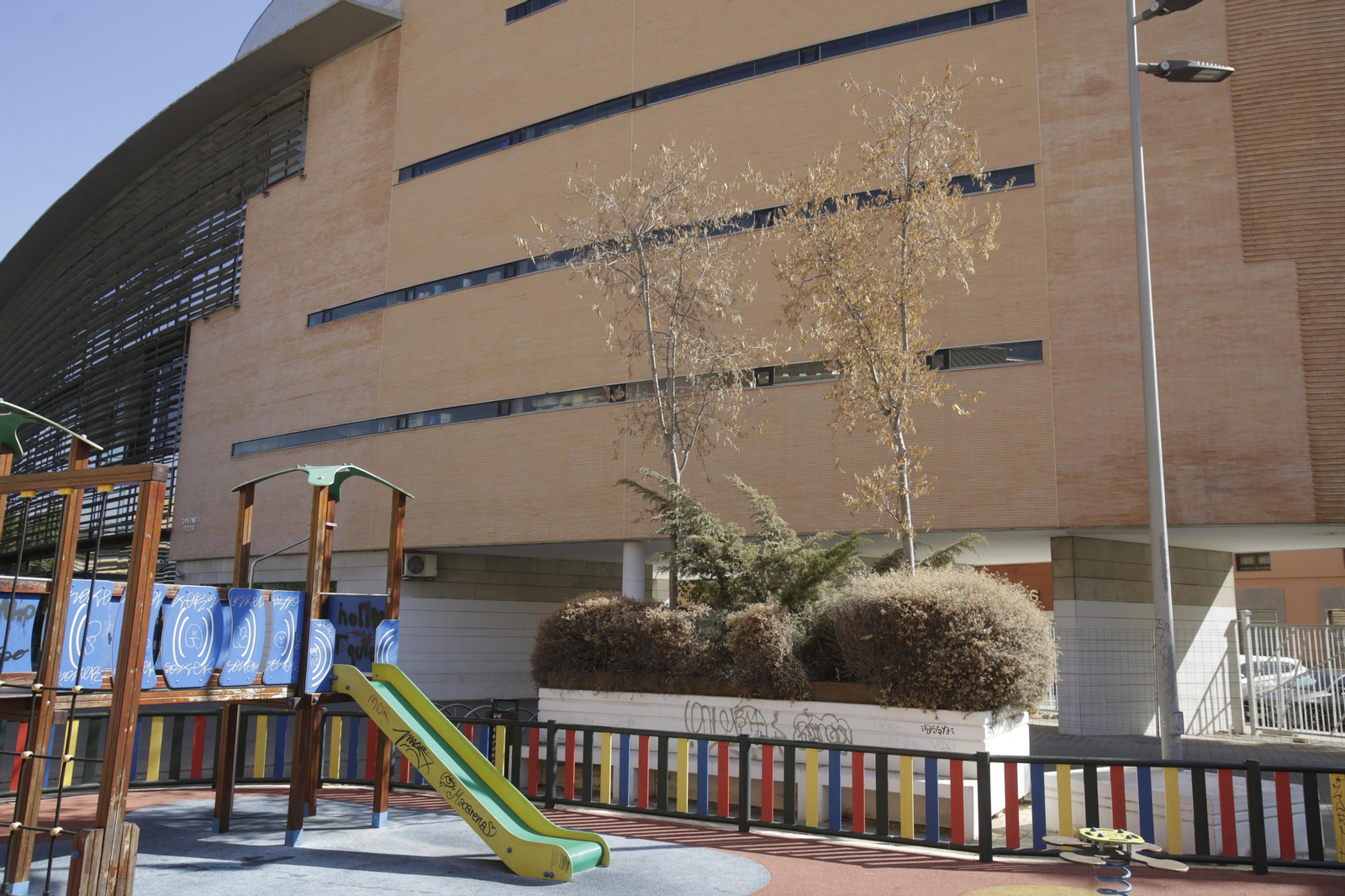 Abandono y mal estado de la plaza entre Mercadona y Plaza de Armas