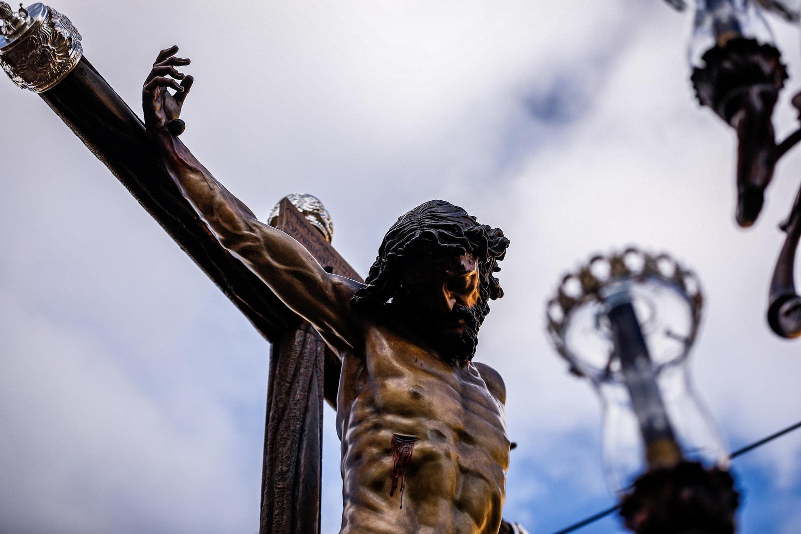 Imágenes de la salida de Desamparados en la Semana Santa de San Fernando 2025