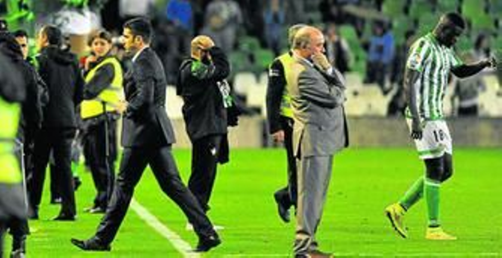 Velázquez y N'Diaye caminan en dirección opuesta nada más concluir el partido de ayer en el Benito Villamarín.