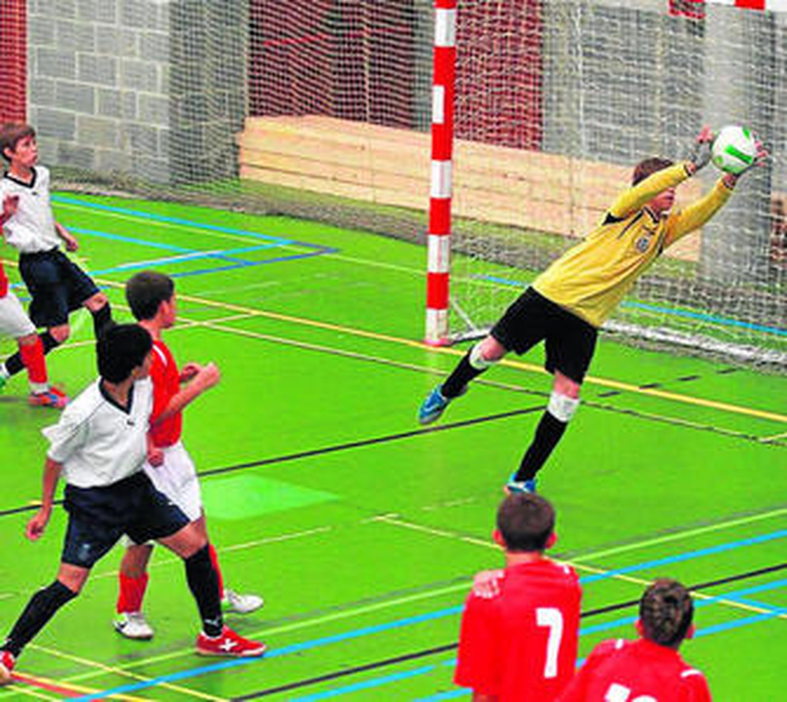 Lance del encuentro infantil entre Granada y Almería.