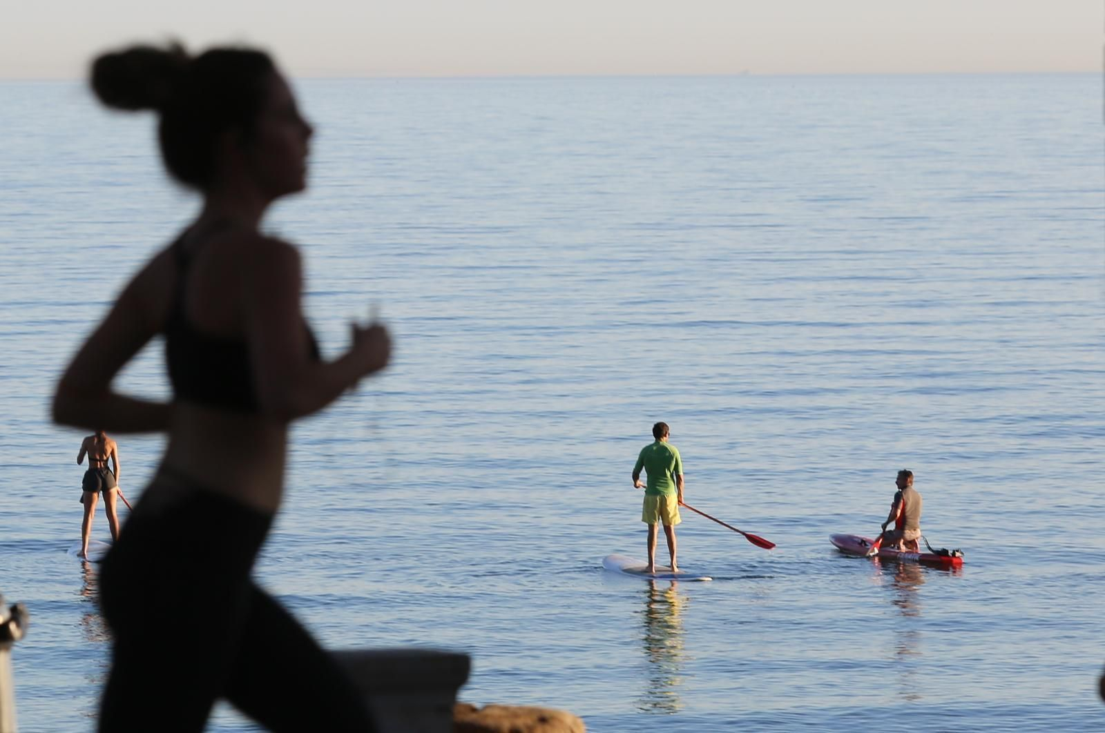 Runners y ciclistas salen al atardecer, en fotos