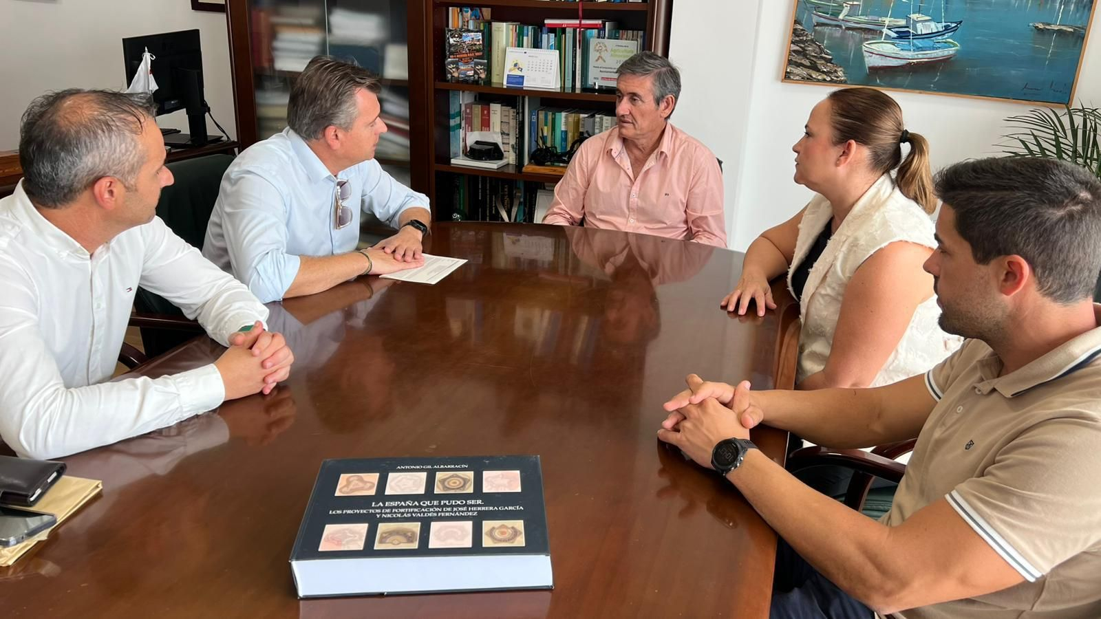 Reunión para recibir el ejemplar del escrito almeriense.