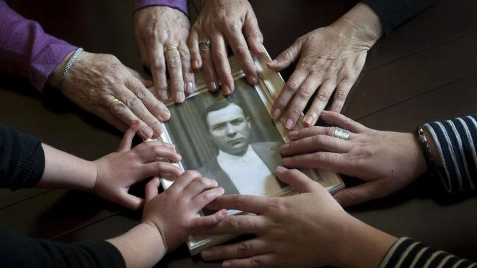 Cartel promocional de ‘El ADN de la Memoria: fosas del franquismo, semillas de memoria’.