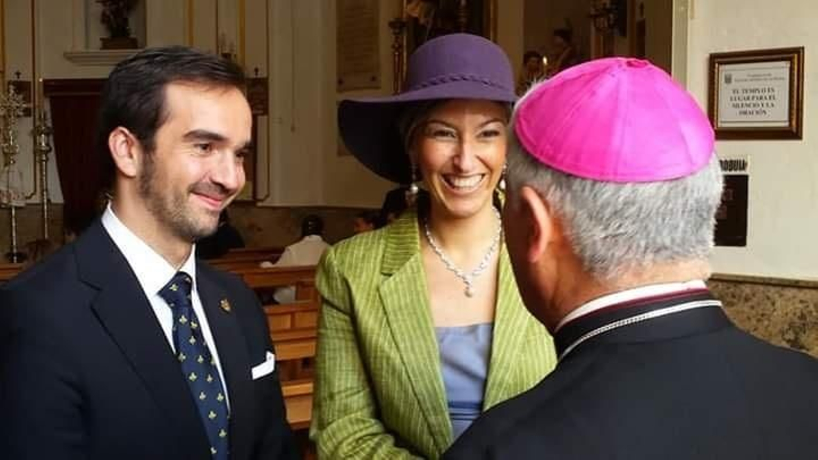 Chari Valero saluda sonriente al obispo en la iglesia de La Palma