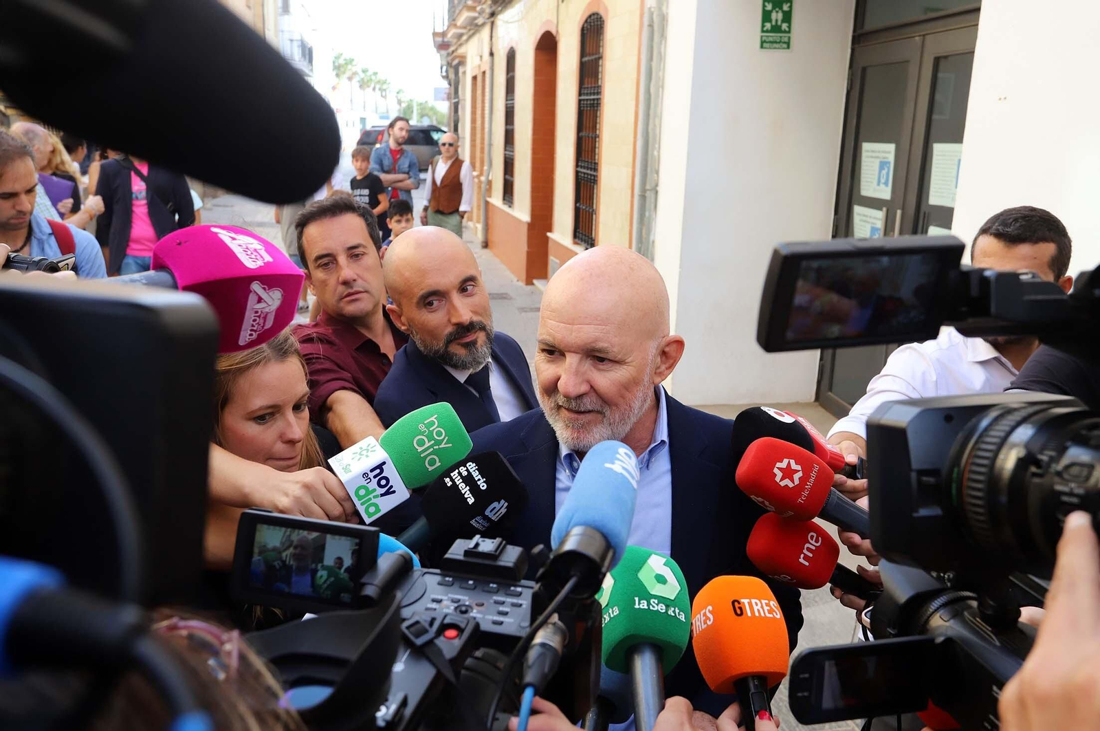 Personalidades y amigos que arroparon a la familia de Jesús Quintero, en imágenes