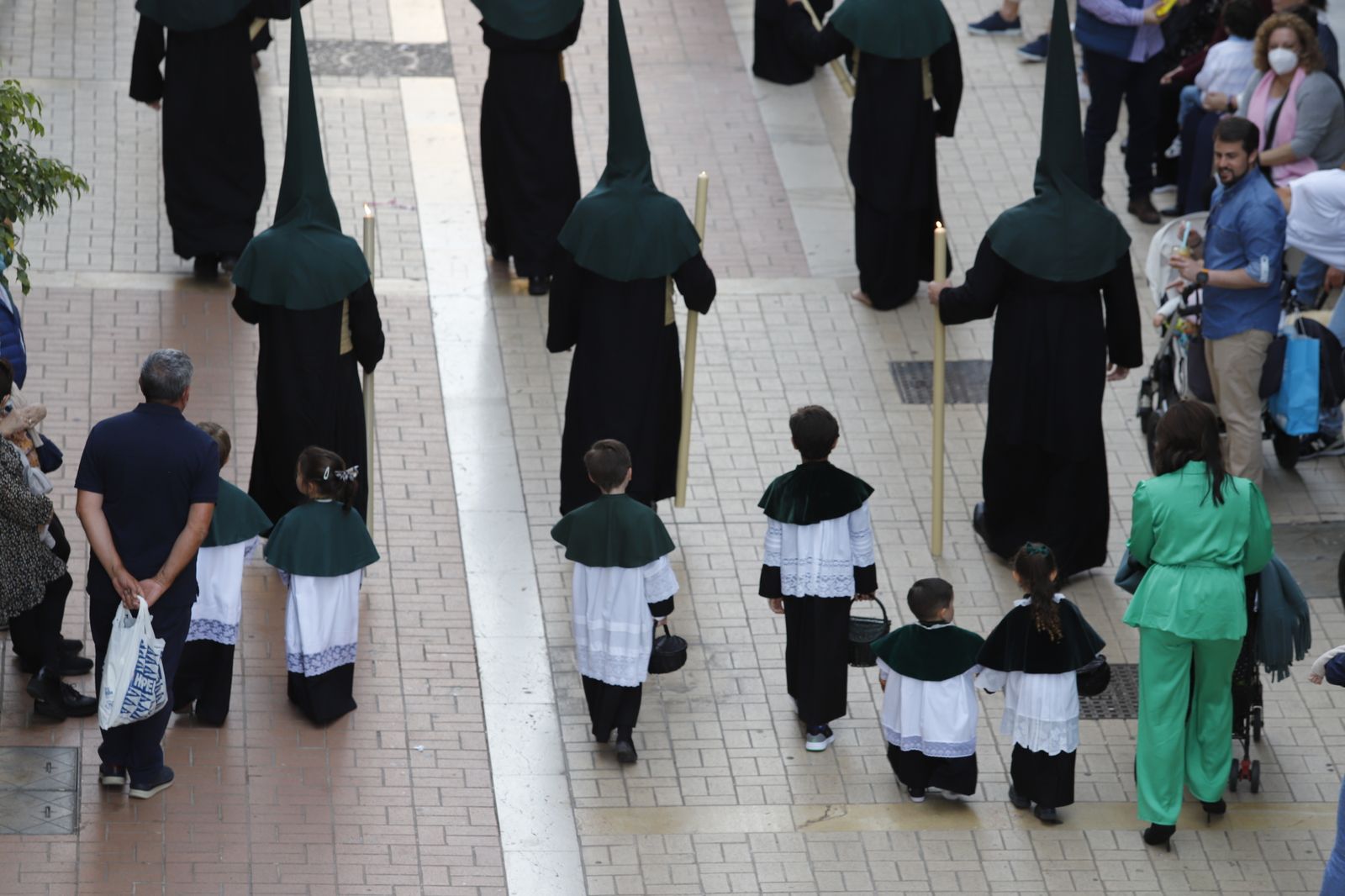 La Hermandad de la Soledad recorre las calles de Huelva en el Viernes Santo