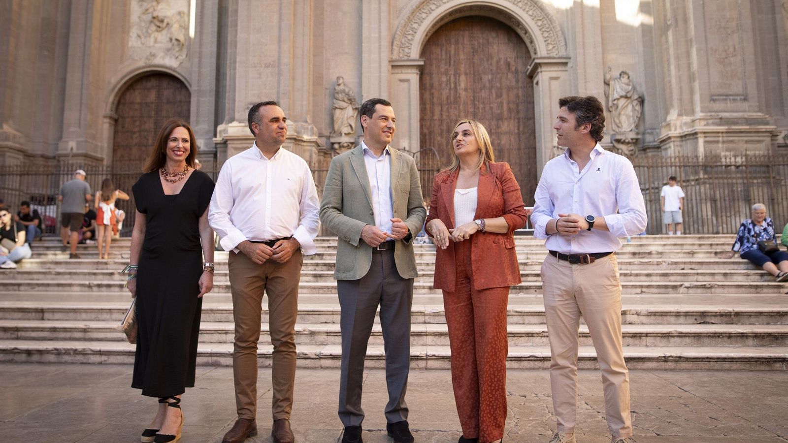 Juanma Moreno paseo por las calles de Granada