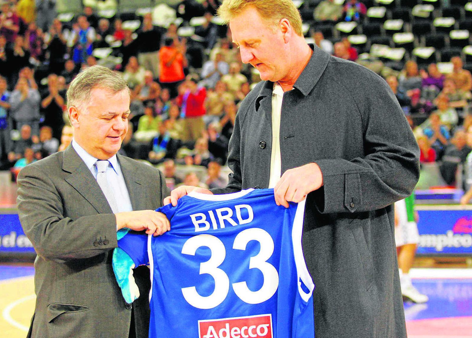 Fernando Bermúdez entregando una camiseta del Estudiantes a Larry Bird cuando era presidente de este club de baloncesto.