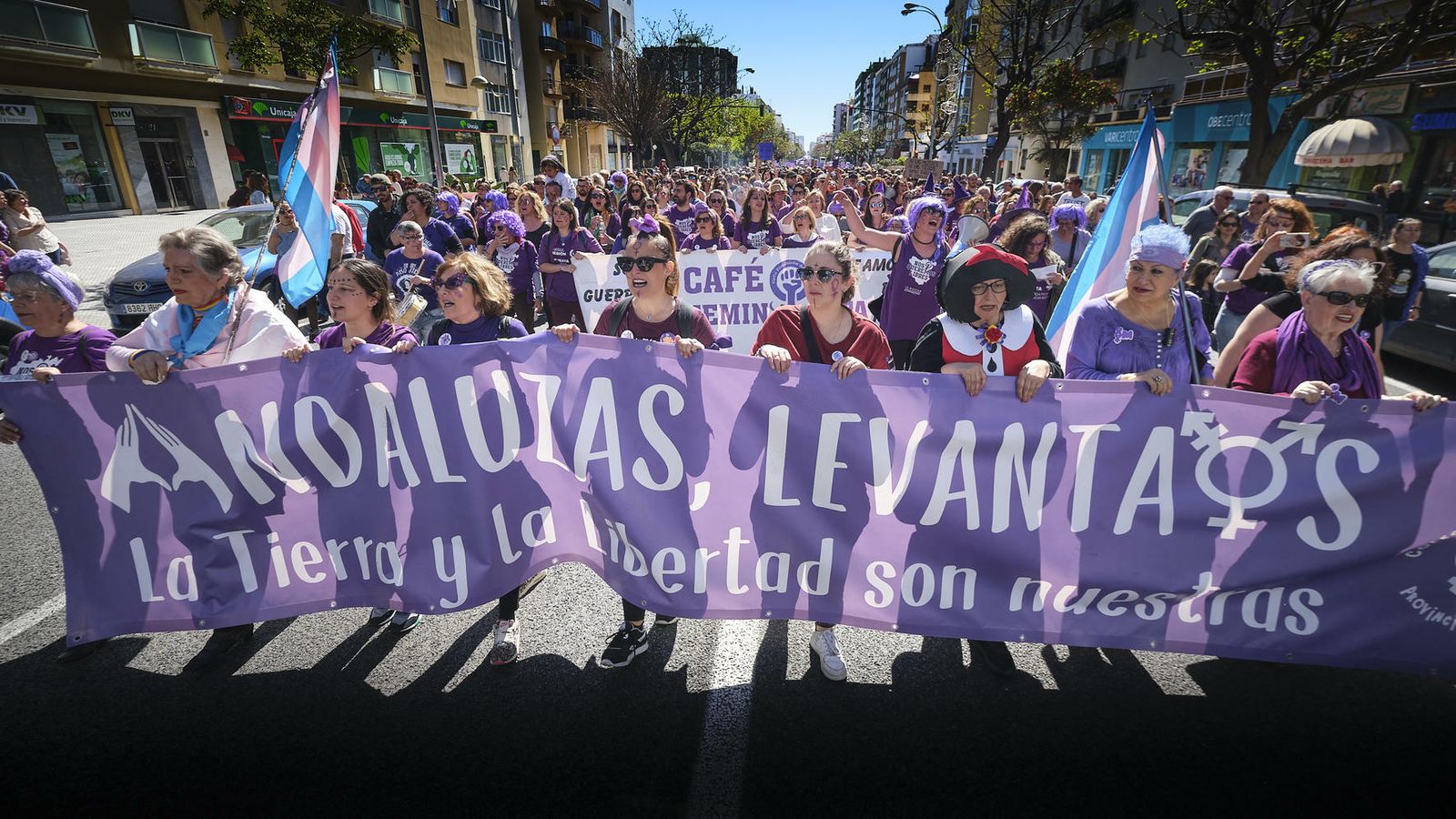 Una imagen de la cabecera de la manifestación a su paso por la Avenida de Andalucía de la capital gaditana.