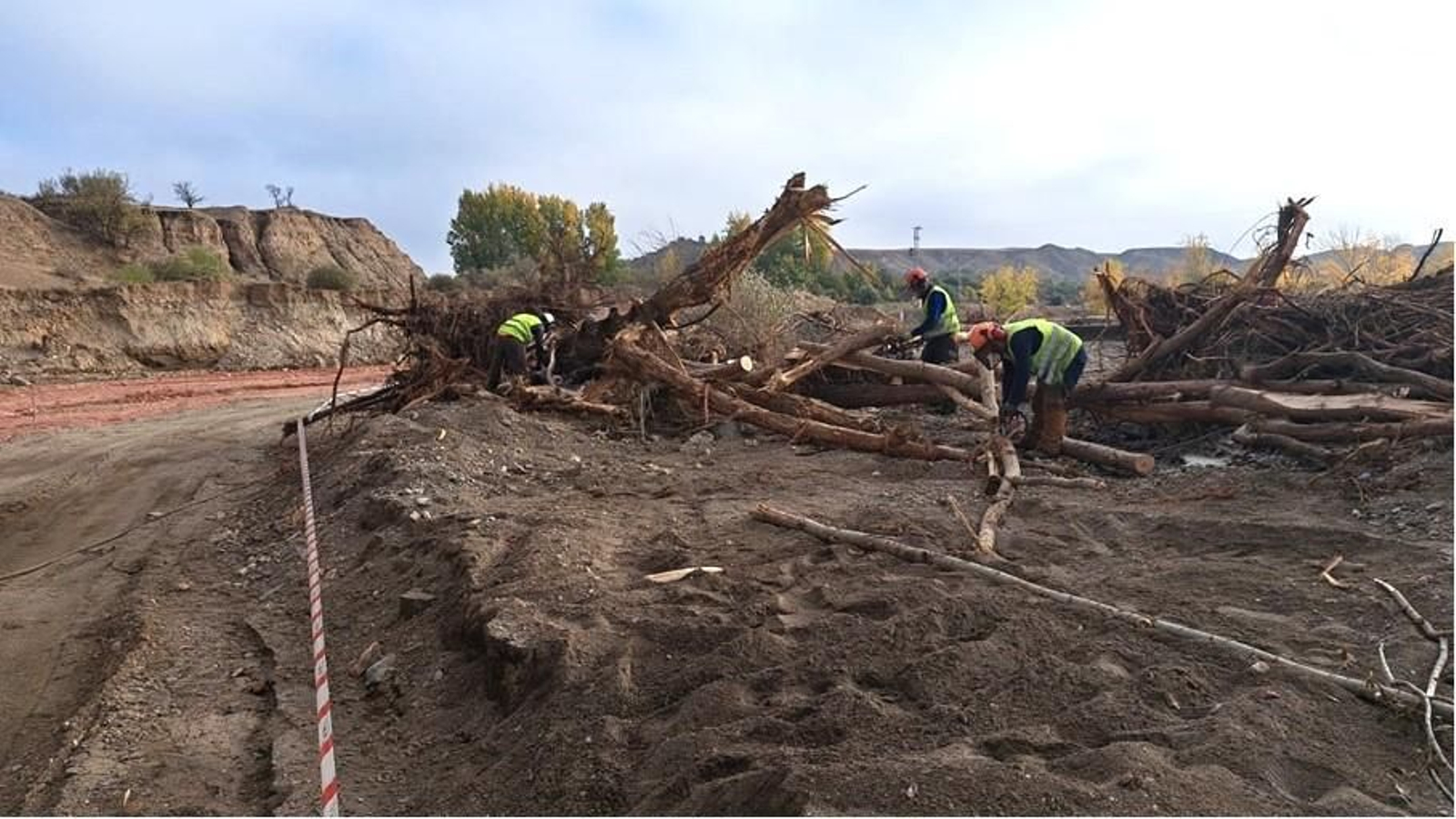 Imagen de los trabajos de la CHG en la rambla de Fiñana, en Guadix