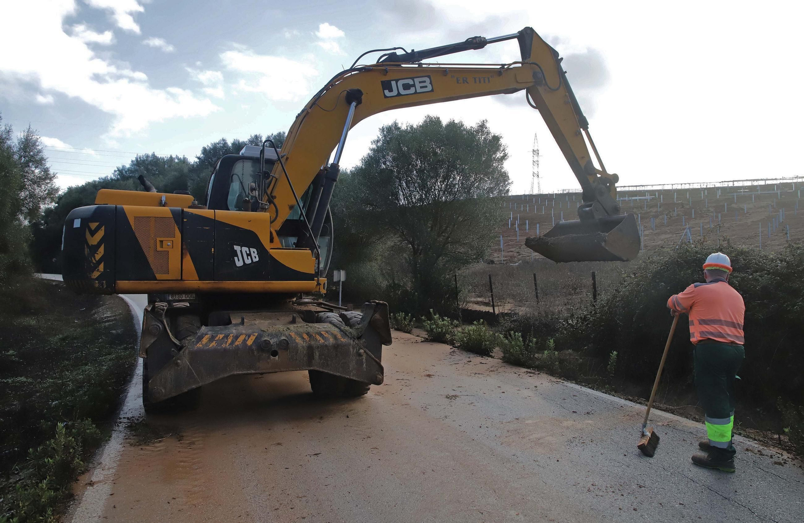 Fotos de las labores de limpieza y retirada de barro en la carretera CA-9203, que une Pinar del Rey con la Estación de San Roque