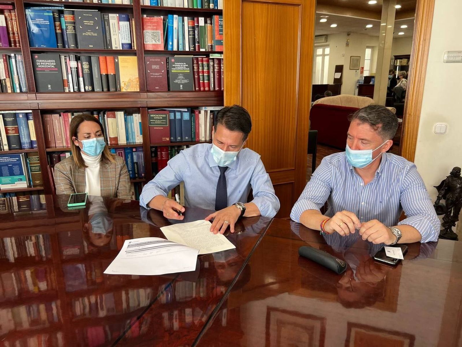 Firma ante notario del alcalde, Óscar Medina (PP) para la sociedad Calaceite