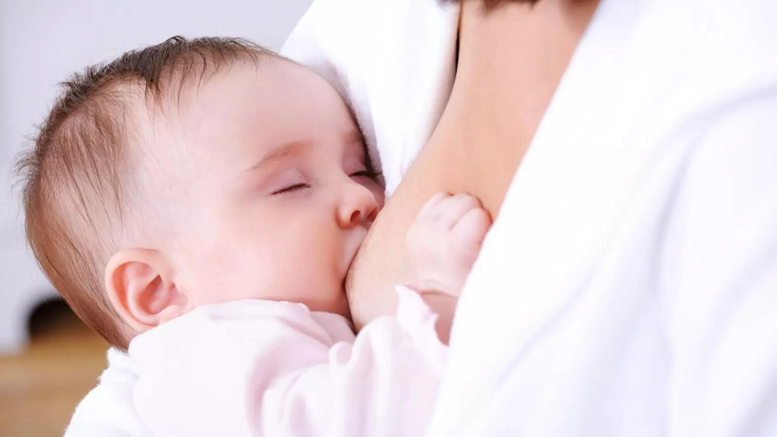 Una mamá amamanta a su bebé