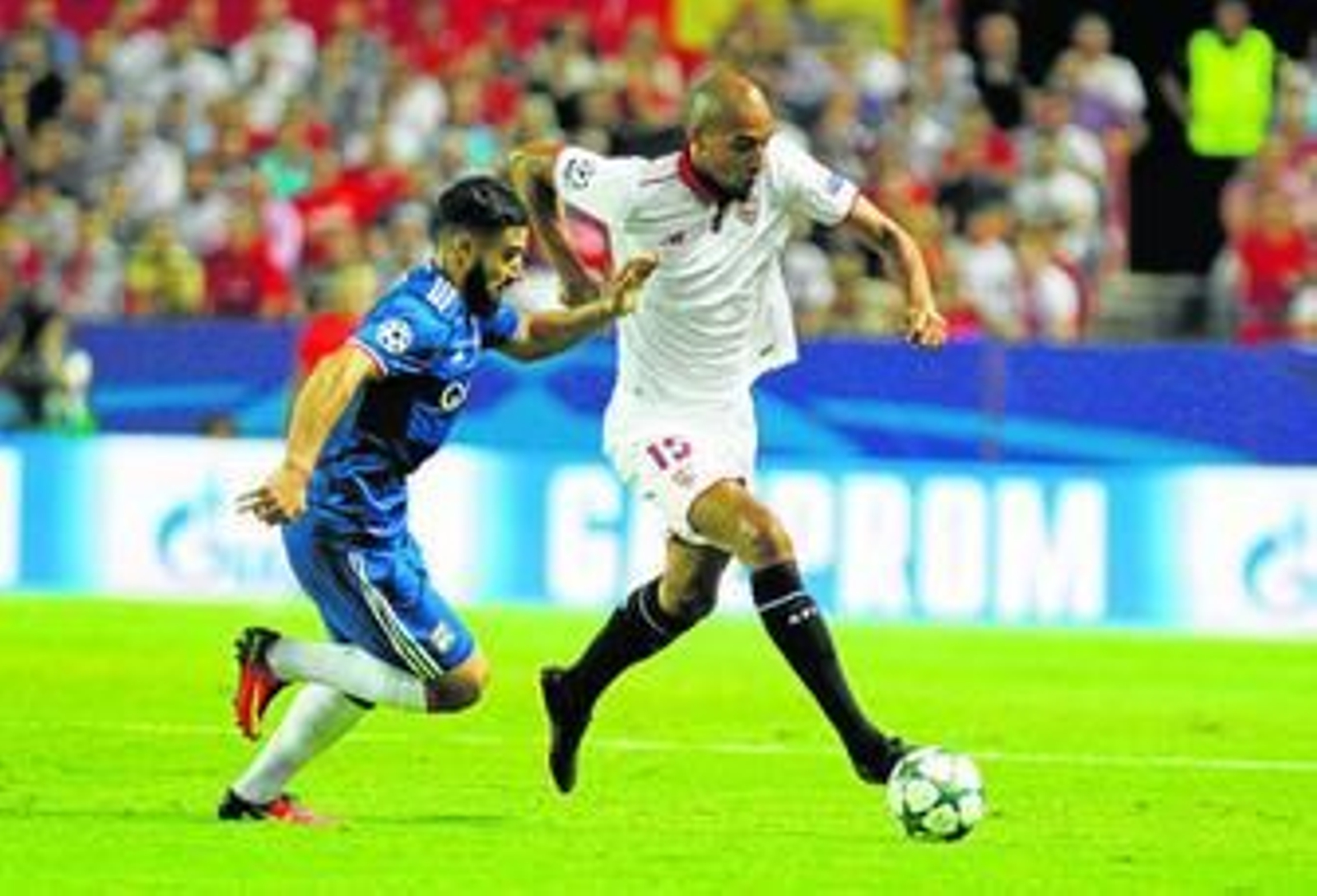 N'Zonzi conduce con poderío y con el exterior del pie derecho para sobrepasar la presión de su compatriota Fekir.