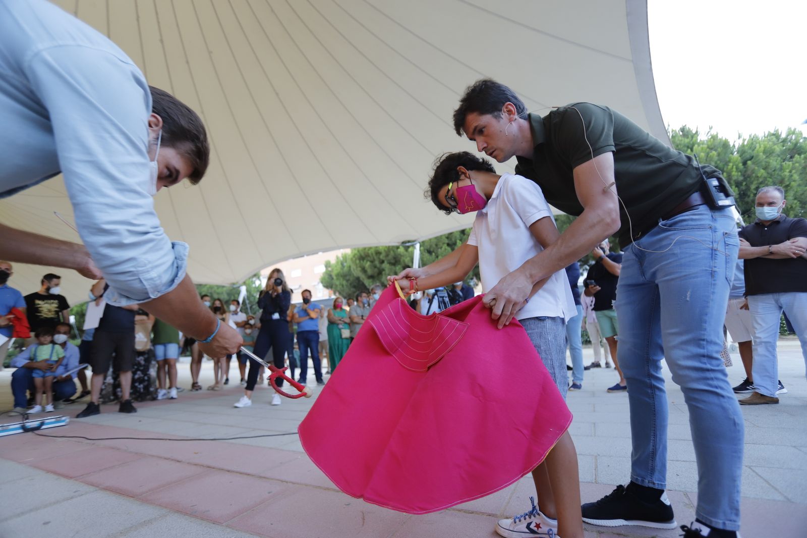 El diestro Daniel Luque lleva a cabo la 'Escuela de Toreo en las calles de Huelva'