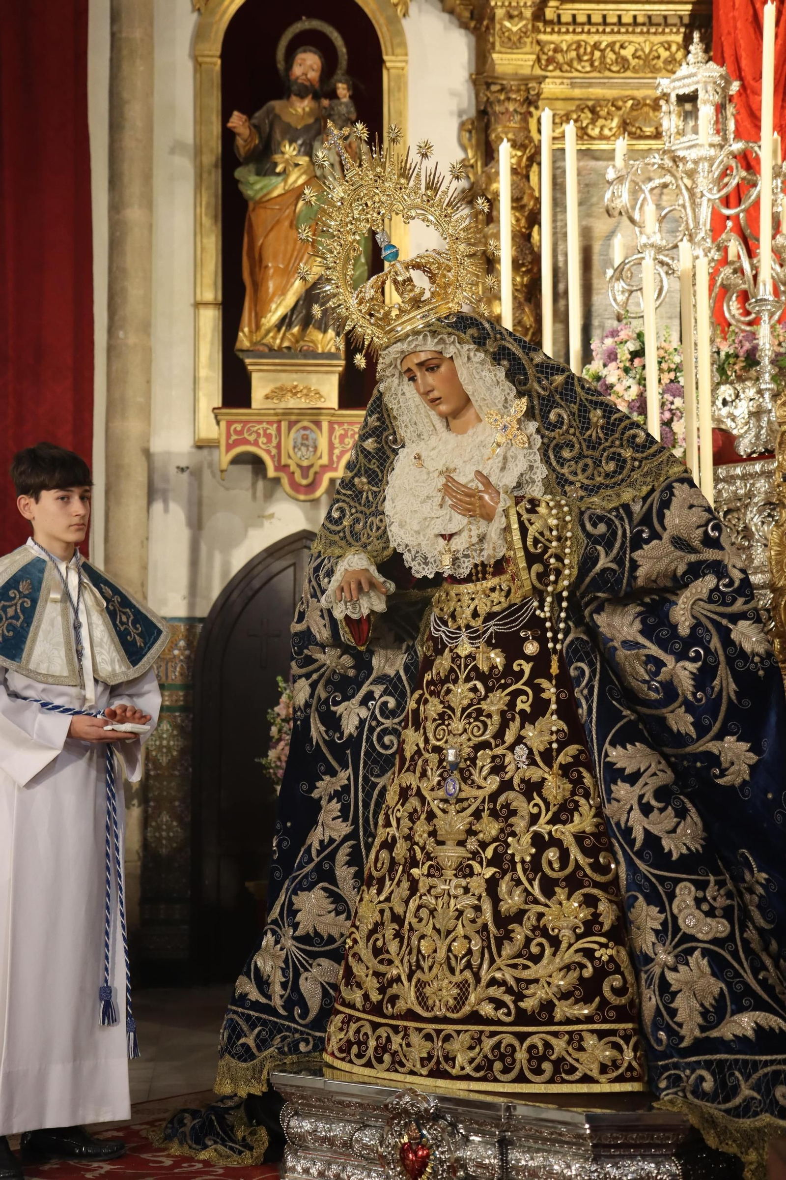Besamanos de María Santísima de la Hiniesta Dolorosa