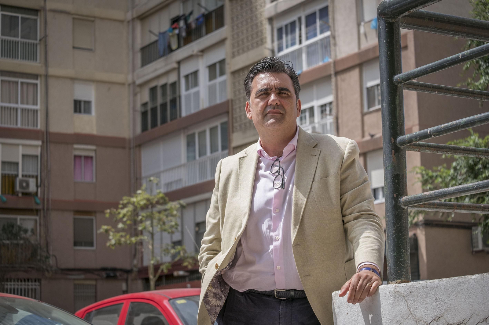 Jesús Otero posa en el barrio donde pasó su infancia: Guillén Moreno.