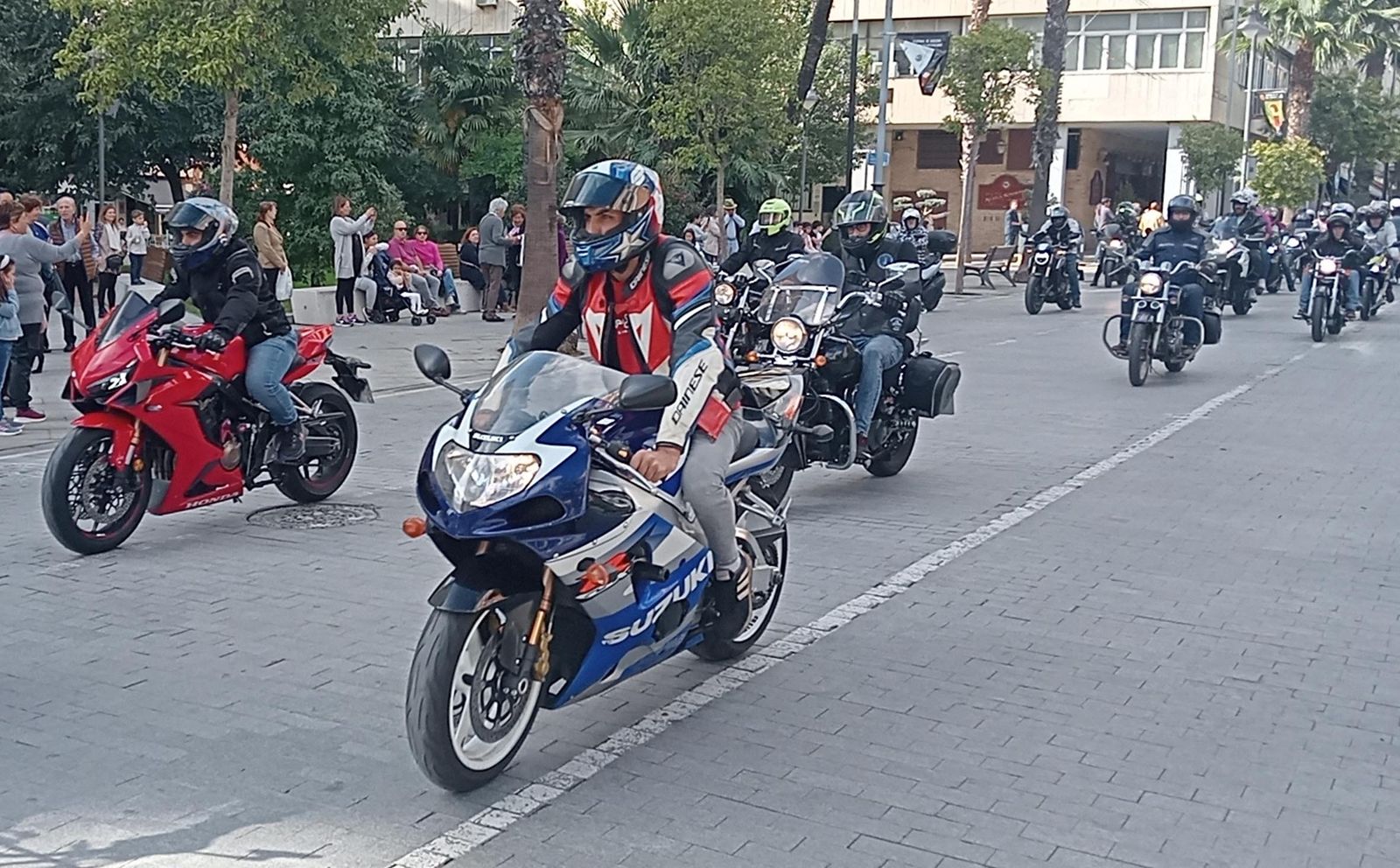 Imágenes de la concentración motera en memoria de Hugo Millán por las calles de Huelva