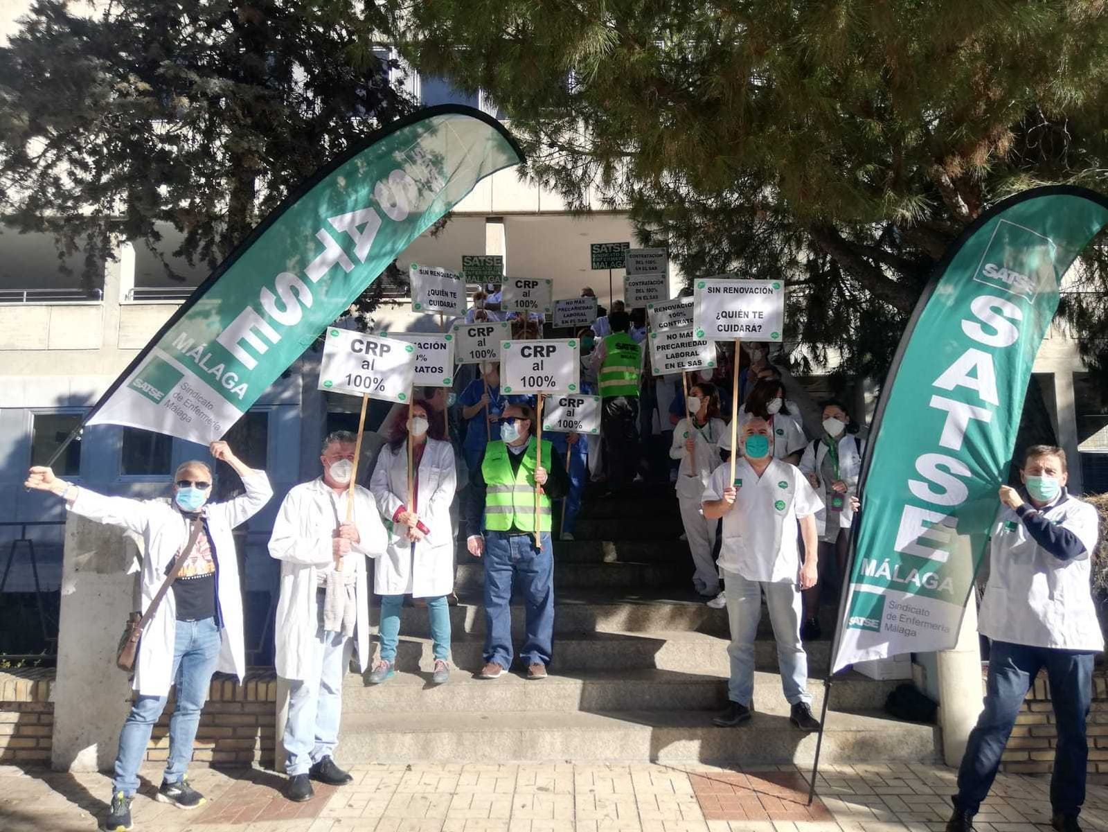 Protesta de los enfermeros este miércoles ante el Materno.