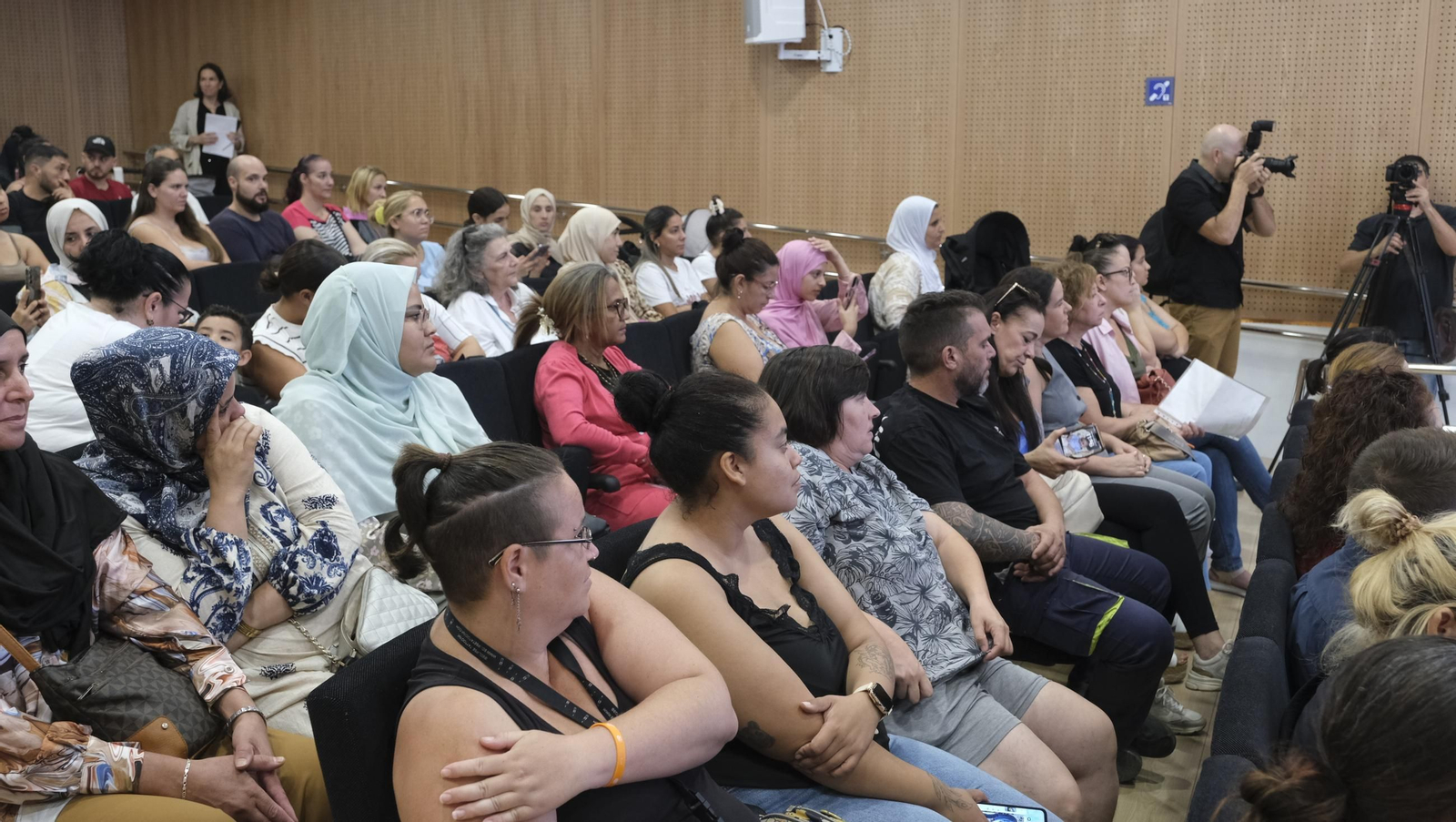 Entrega de material escolar a familias vulnerables, en imágenes