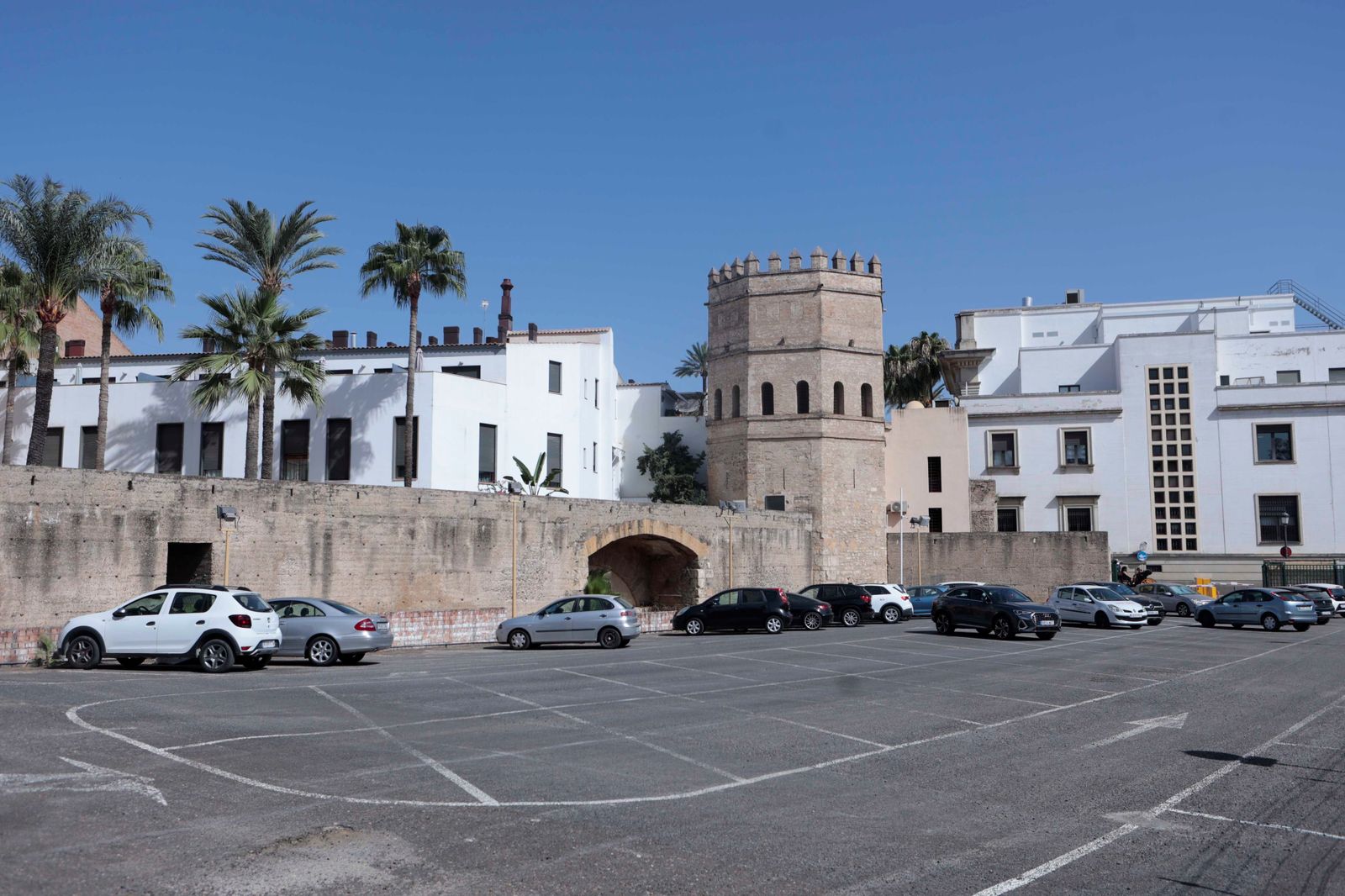 El solar usado como aparcamiento en el que se propone crear la Plaza de las Ciudades Cervantinas.