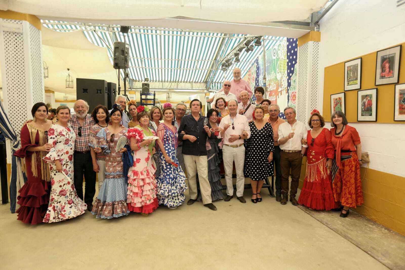 Miembros del Ateneo del Vino, celebrando su convivencia en la Caseta Municipal.