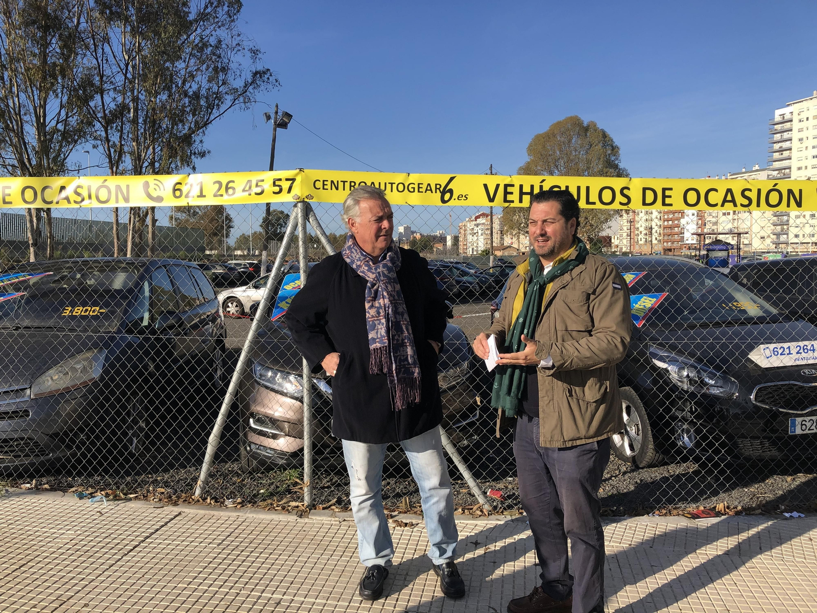 Los ediles populares Francisco Millán y Jaime Pérez, junto al parking de la avenida Miss Whitney, frente a la nueva estación. Los ediles populares Francisco Millán y Jaime Pérez, junto al parking de la avenida Miss Whitney, frente a la nueva estación.