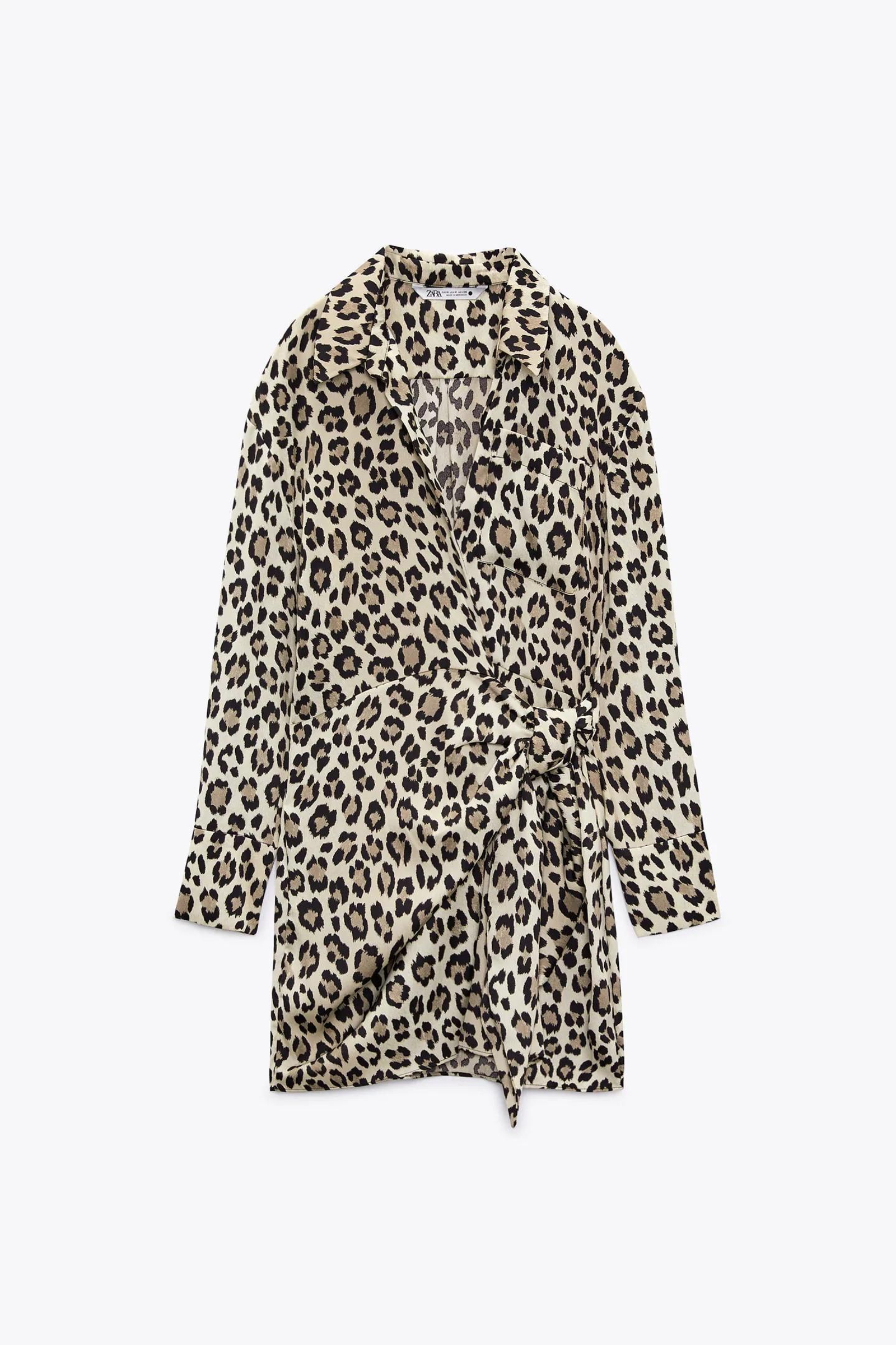 Vestido corto de Zara con estampado en animal print.