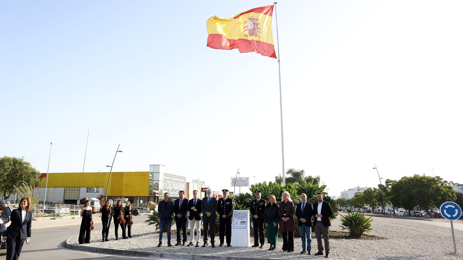 Imágenes de la inauguración de la rotonda de la Policía Nacional en Jerez