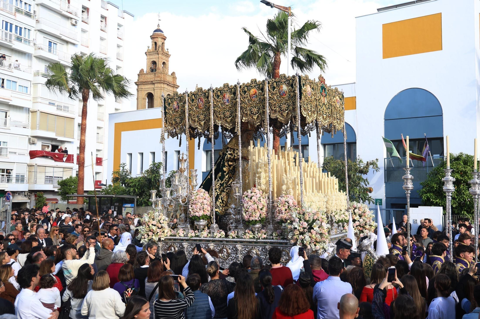 Las mejores imágenes del Lunes Santo en Huelva: Hermandad de las Tres Caídas
