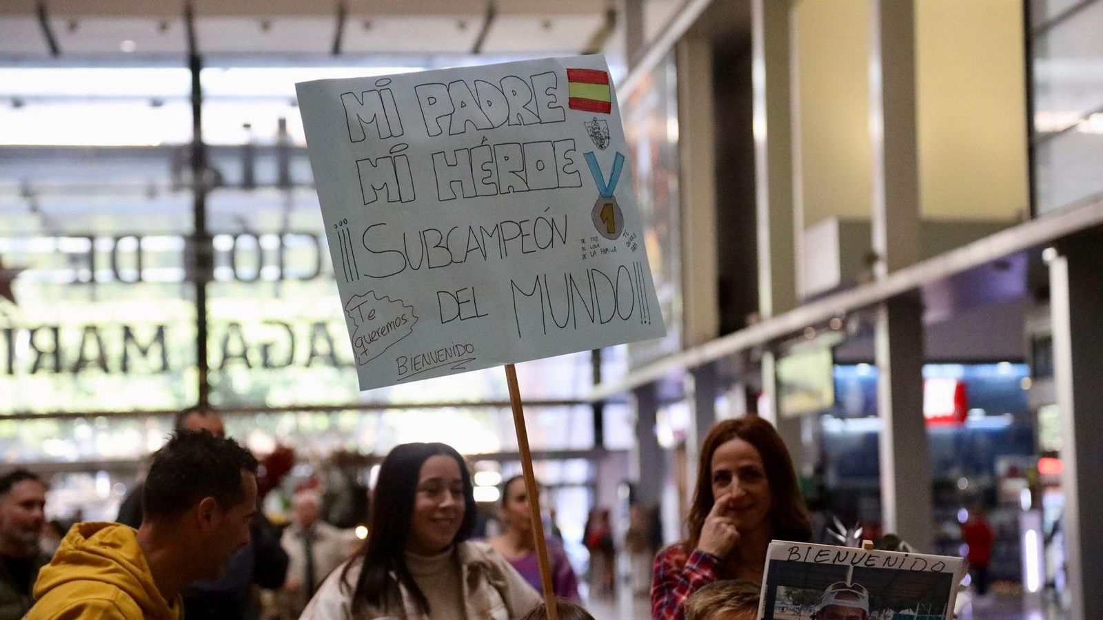 Pancarta de su hijo.