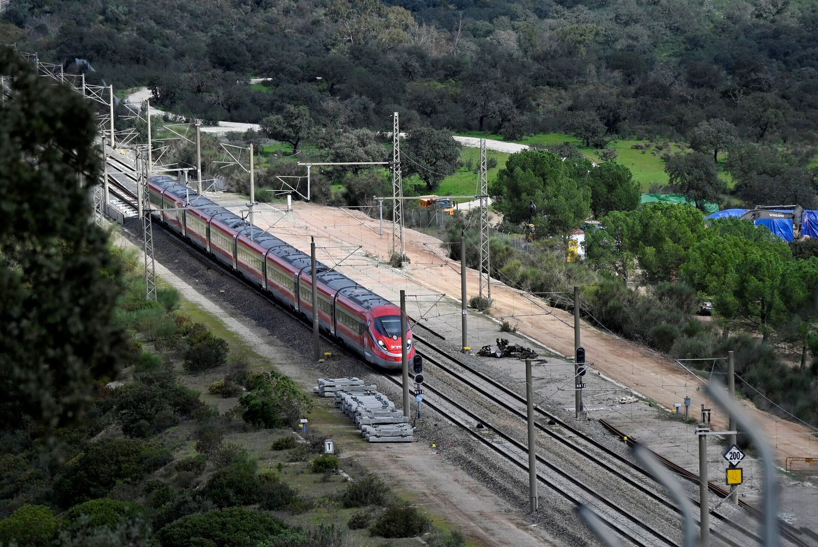 Los trenes vuelven a Adamuz un mes después de la tragedia, en imágenes
