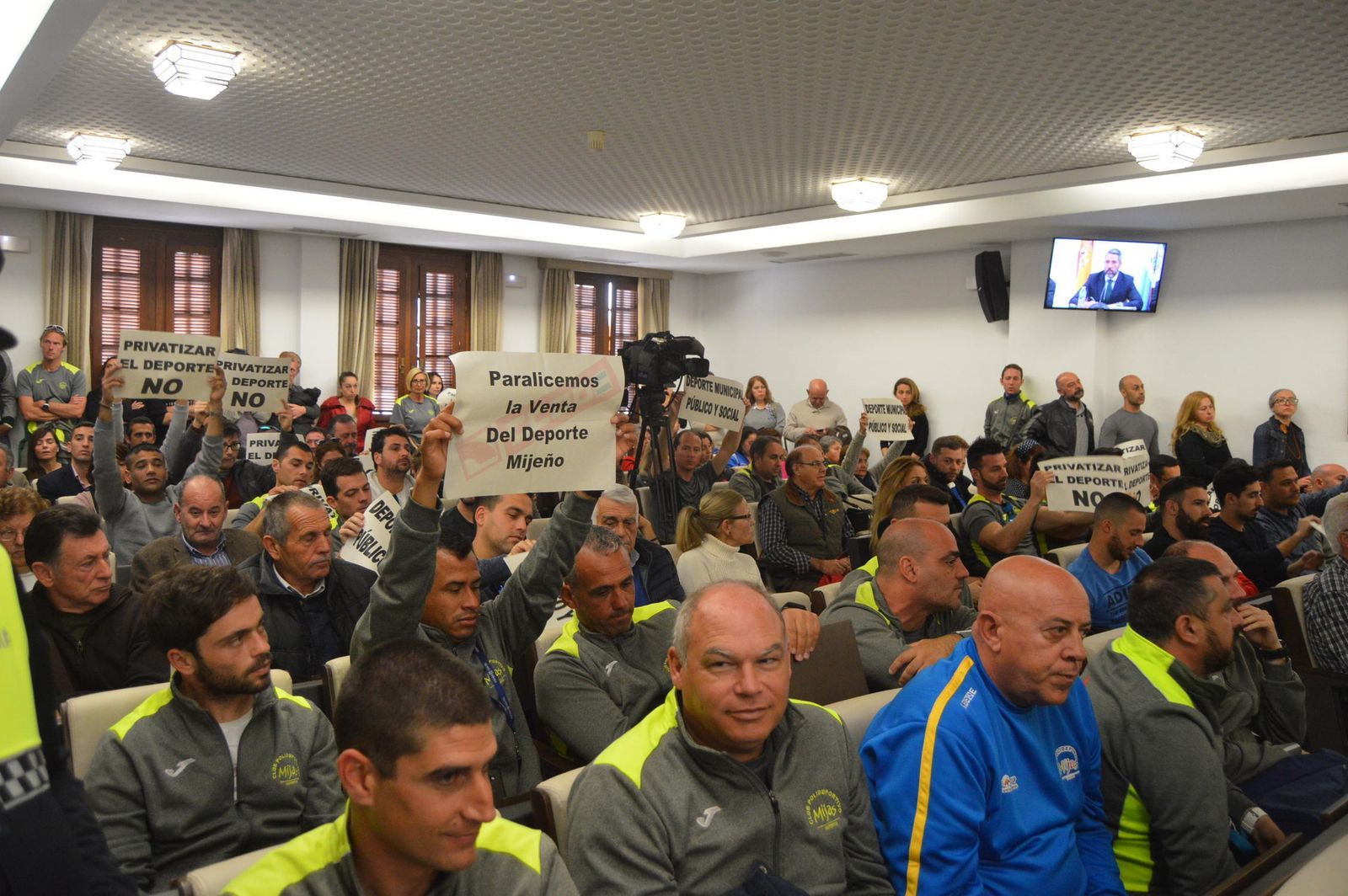 Un momento del pleno celebrado ayer en Mijas.
