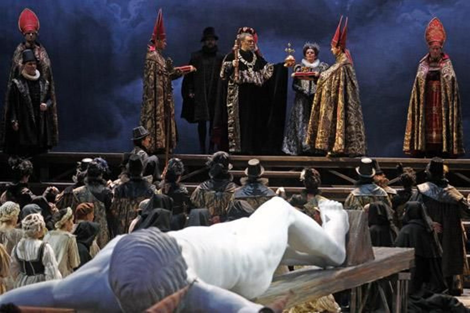 Imágenes del montaje de 'Don Carlo' en el Teatro de la Maestranza. / Antonio Pizarro