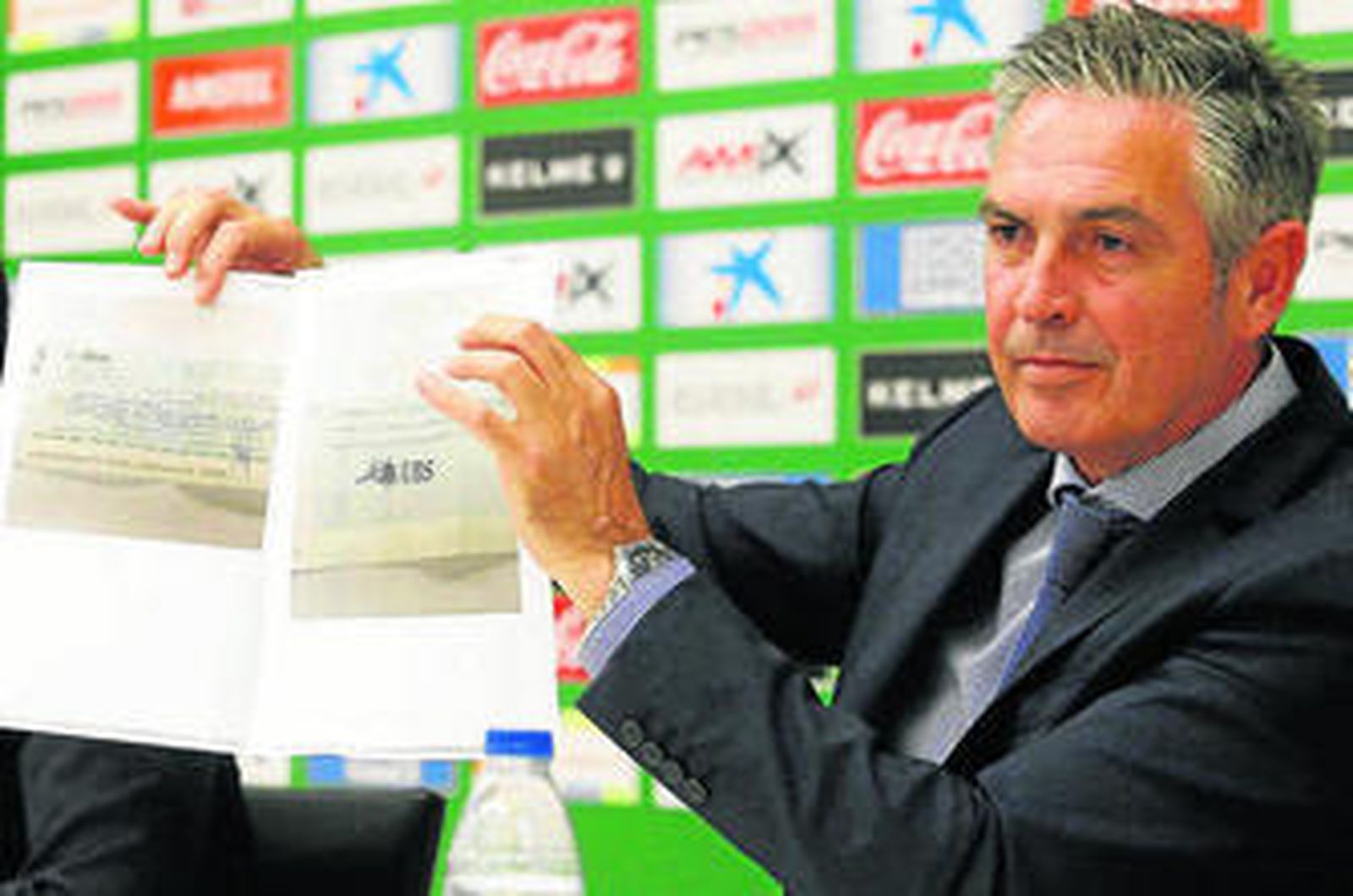 Juan Anguix, presidente del Elche, muestra unos documentos durante su comparecencia.