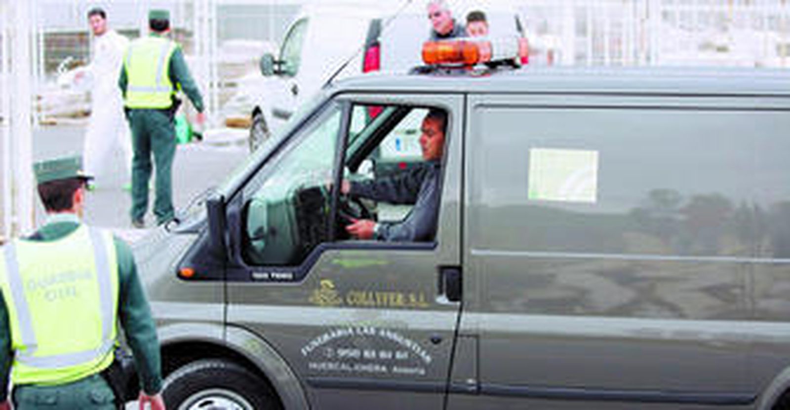 El furgón funerario cargó los dos cadáveres seis horas después de haber sido tiroteados en las inmediaciones de la planta industrial de Olula del Río.