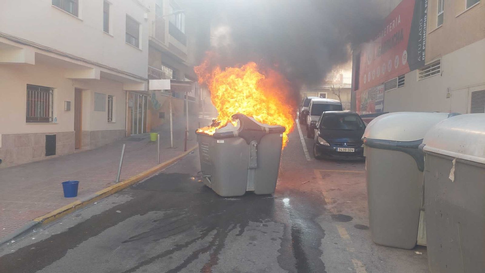 Incendio de uno de los contenedores, en la calle Pizarro de Garrucha.