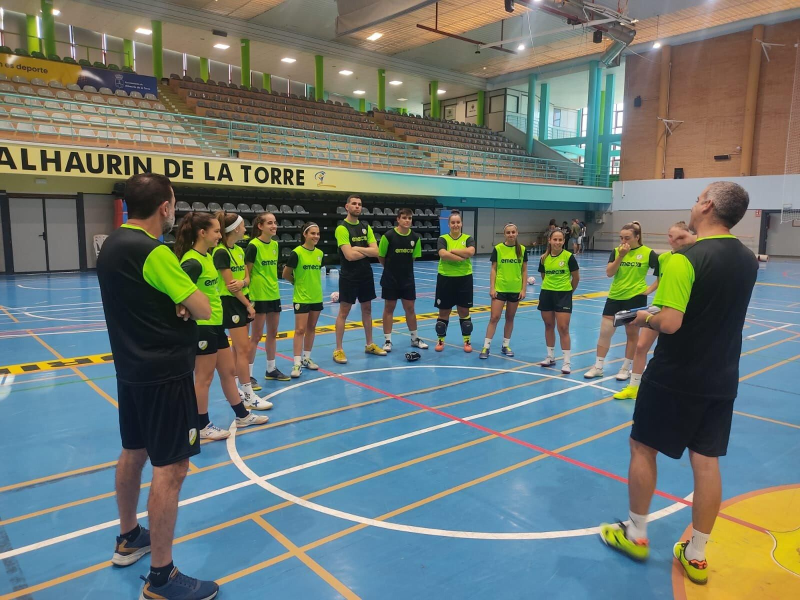 Charla de Víctor Quintero durante el primer entrenamiento del Atlético Torcal.