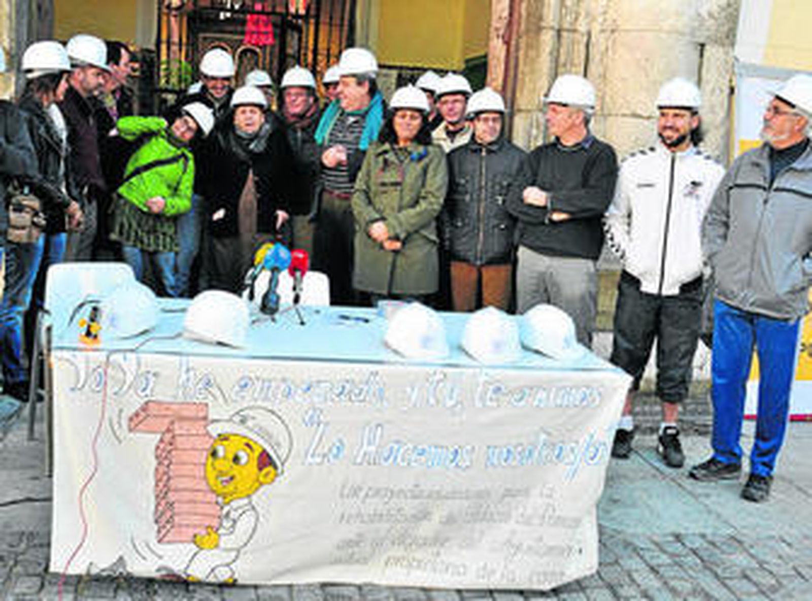 Los miembros de la Asociación Casa del Pumarejo, ayer, en la presentación de la campaña.