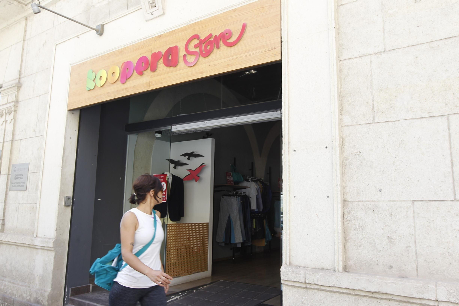 Fotogalería influencers en tienda Koopera Store Caritas Almería