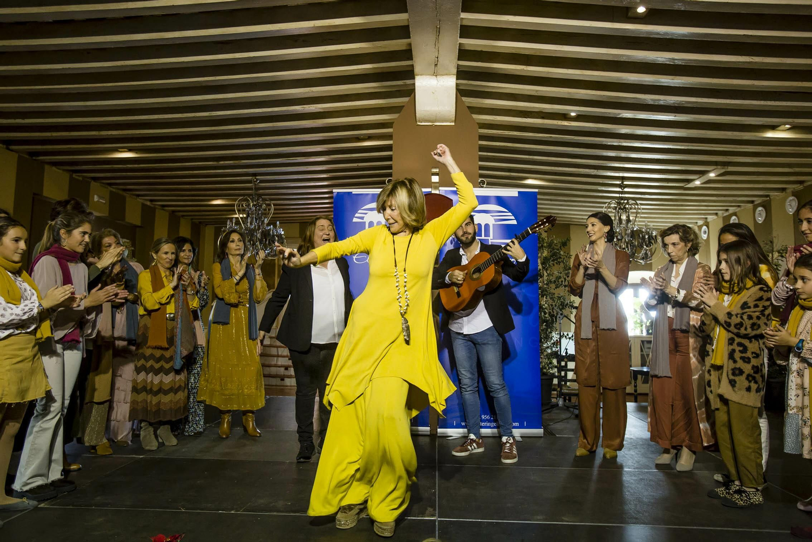 Concha Baras baila durante la Zambomba en el Baluarte de los Mártires.