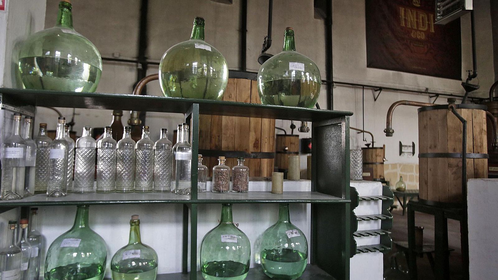 Imagen de las damajuanas que son utilizadas para la maceración.