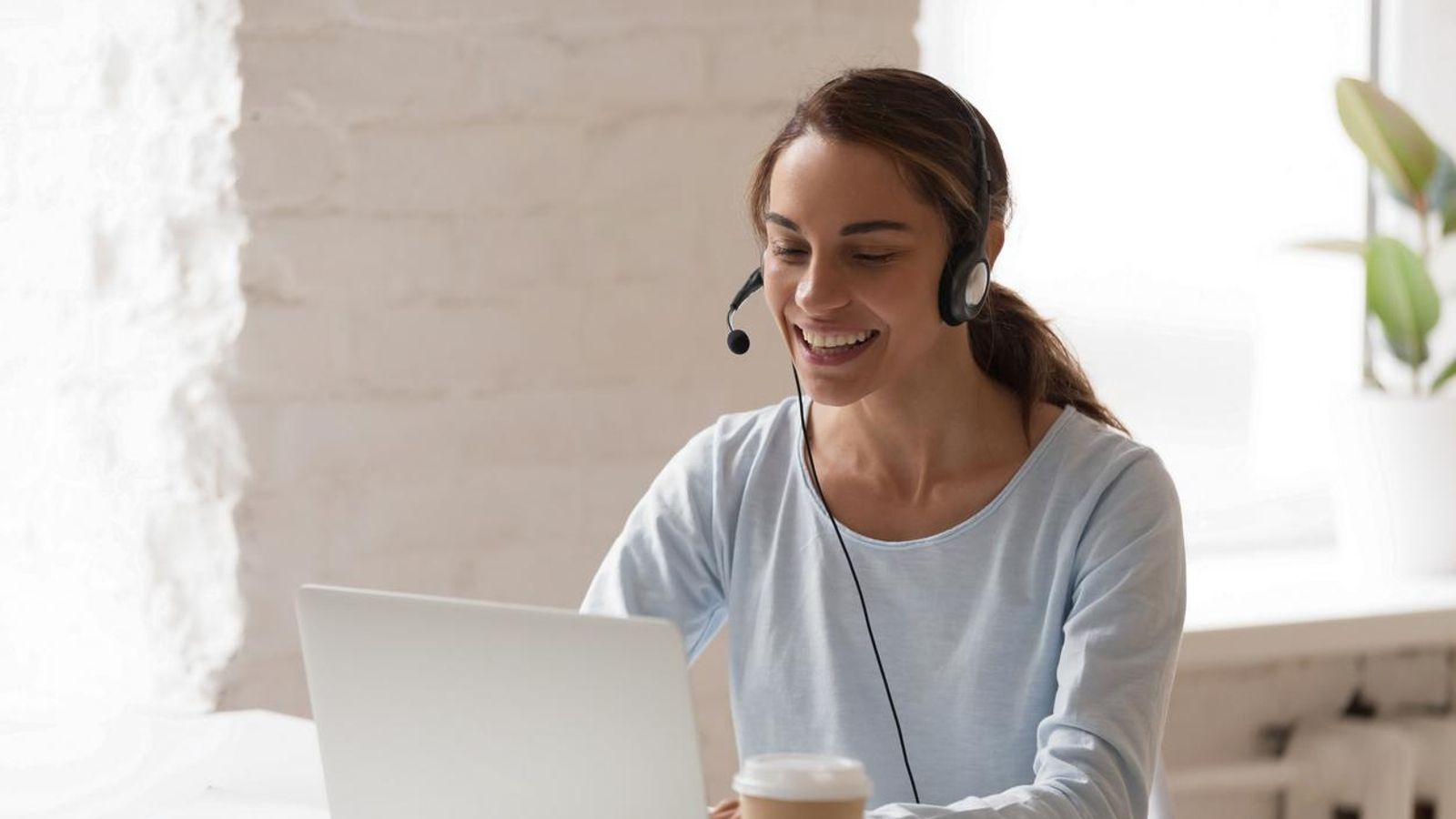 Una asistenta virtual.