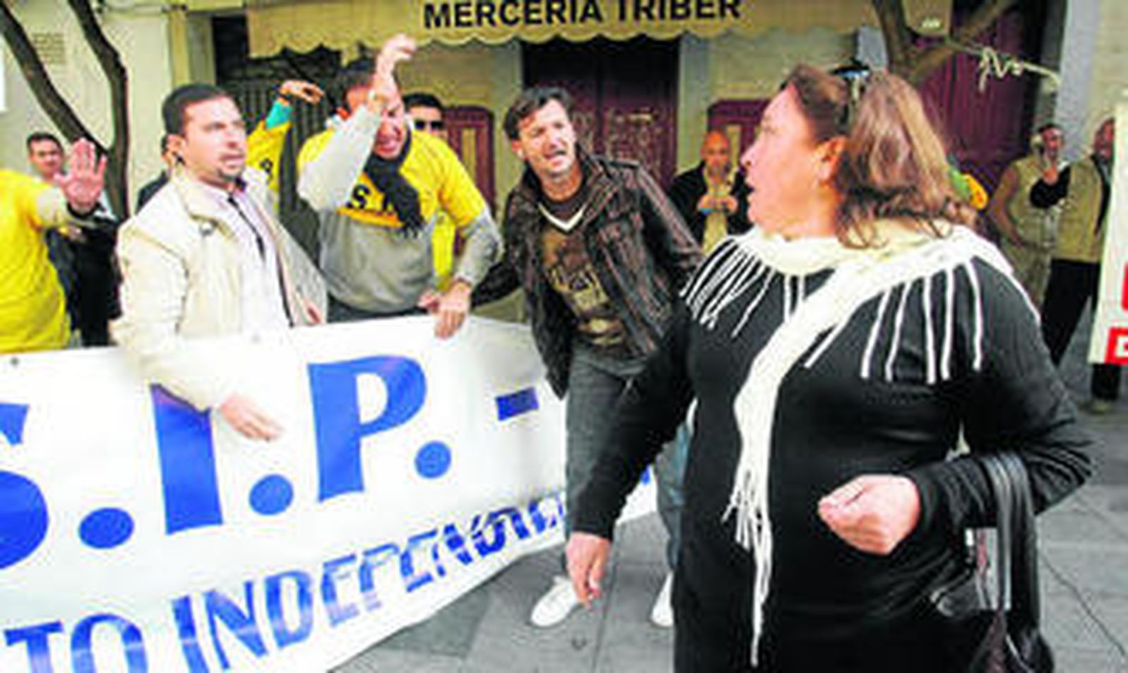 Trabajadores de Acasa, en Jerez, durante un enfrentamiento en su protesta.