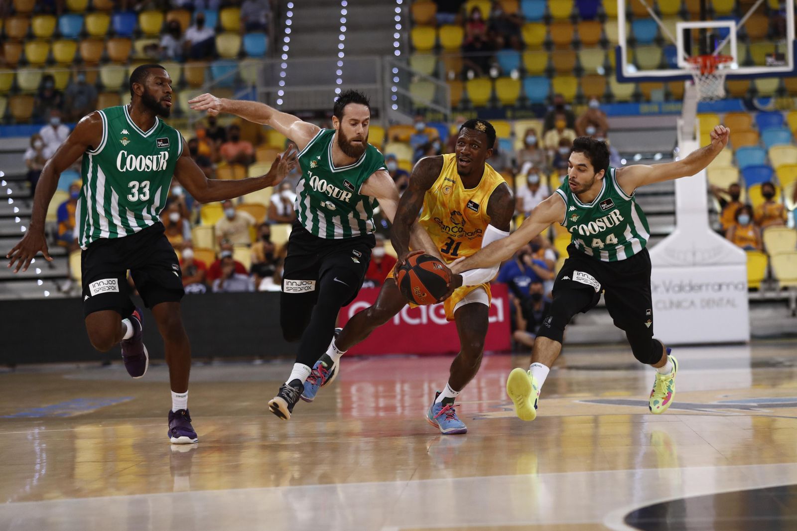 Pozas y Pablo Almazán tratan de robarle el balón a Ennis en el partido ante el Gran Canaria.