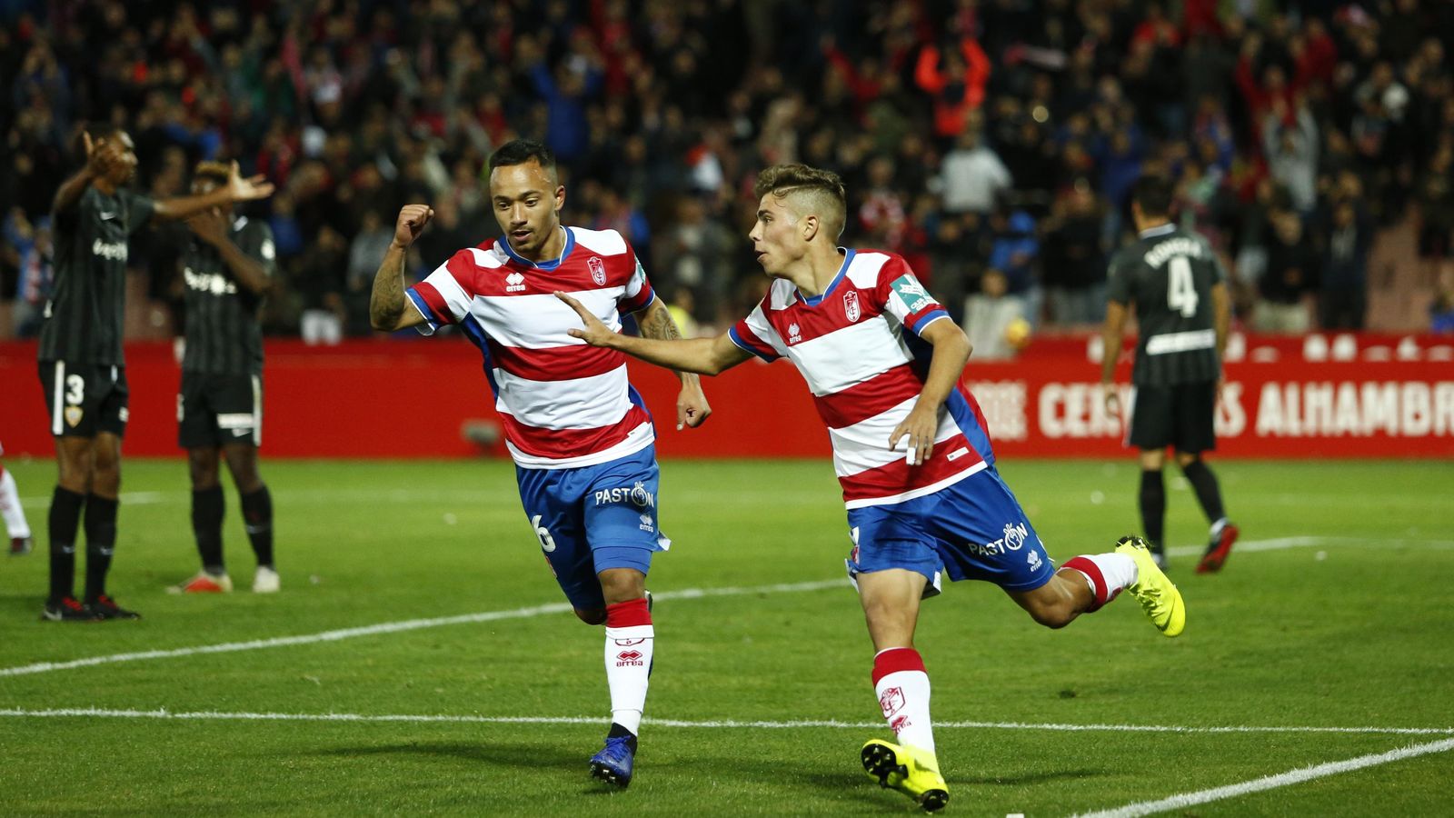 Juancho celebra con Pozo su tanto ante el Almería que le dio los tres puntos a los rojiblancos.