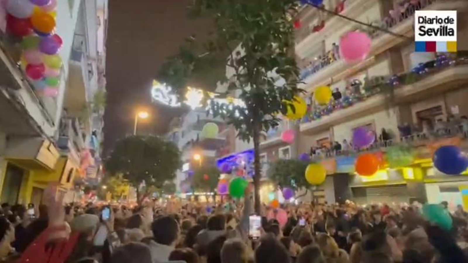 El ambientazo en la calle Asunción en espera de la Cabalgata de Reyes Magos de Sevilla