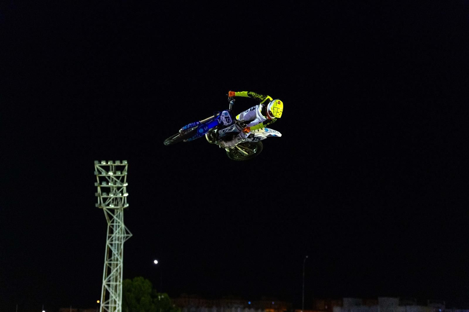 Las espectaculares imágenes que dejan las acrobacias en moto del Freestyle FMX celebrado en San Fernando
